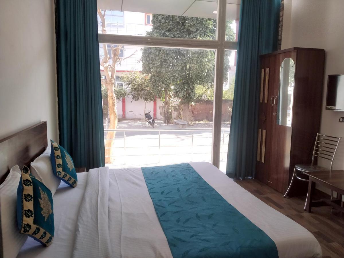 Nv Palace Hotel Vrindavan Luaran gambar